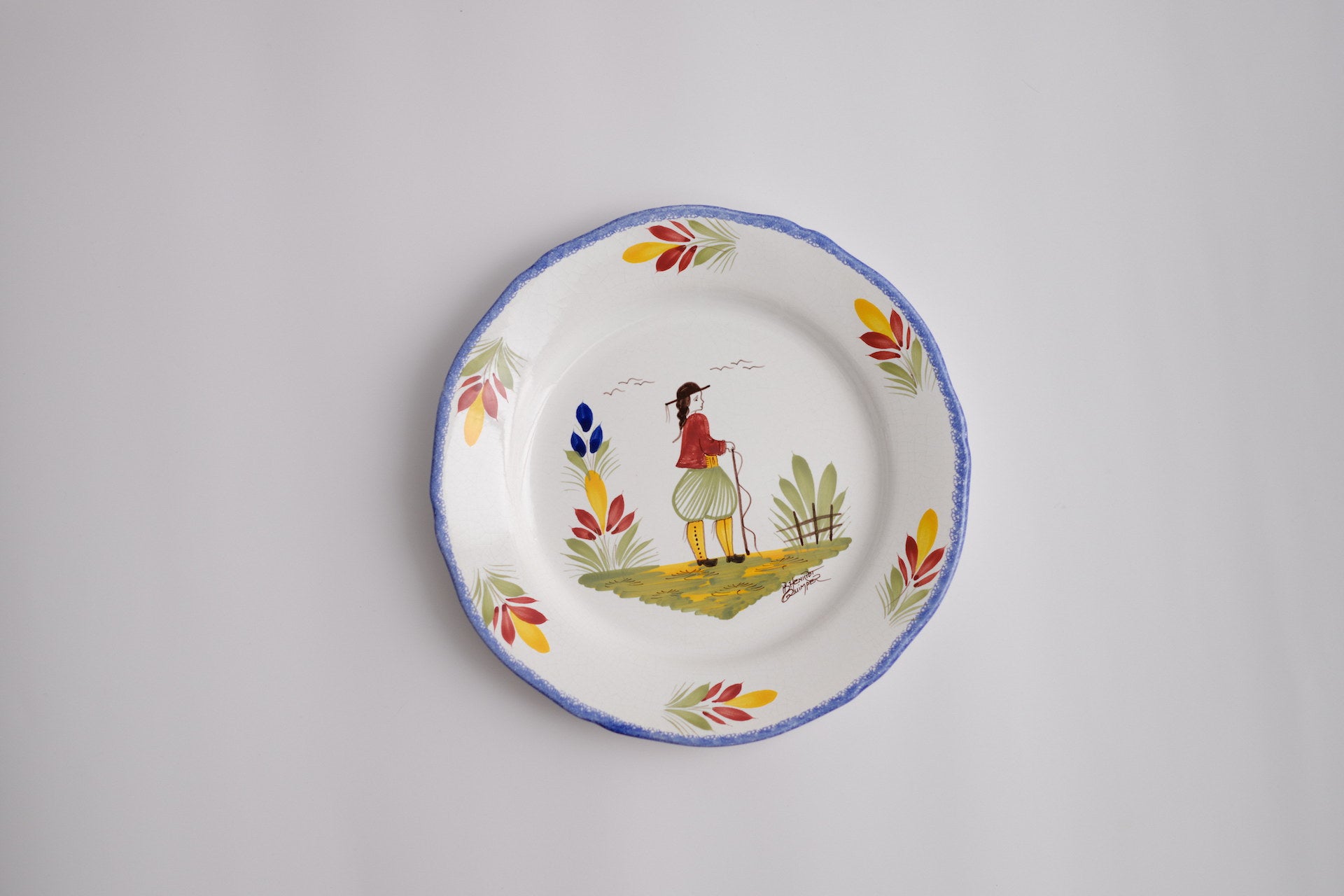 フランスから届いた、平皿。伝統的なカンペール焼きです。お食事に使用